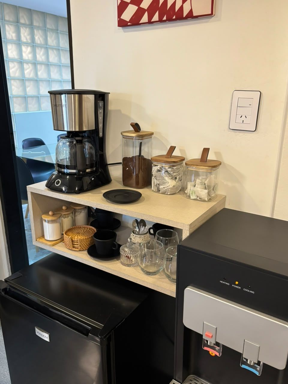 Espacio de café con cafetera, té y dispenser de agua