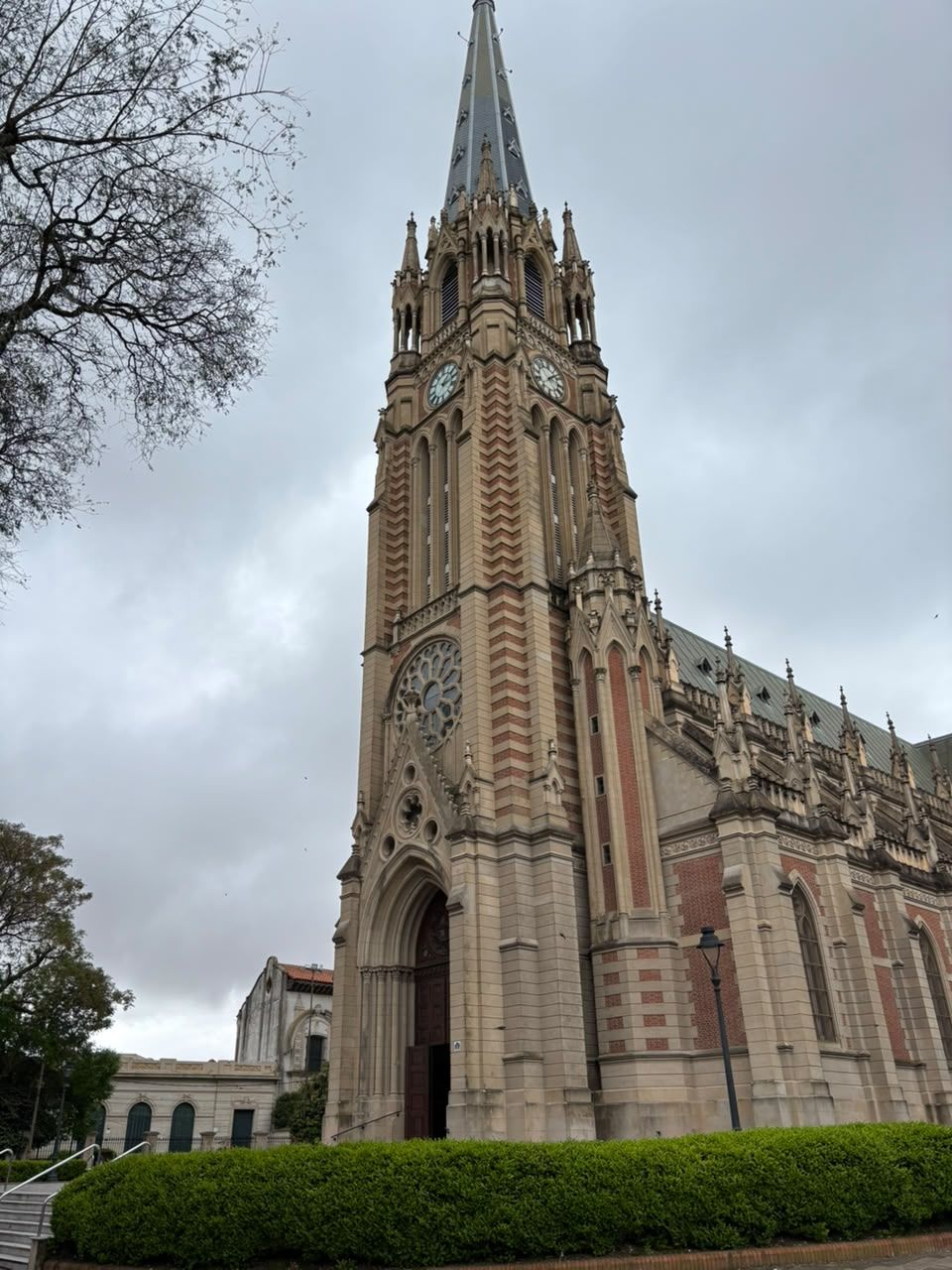 Catedral de San Isidro, a una cuadra de SAVAL