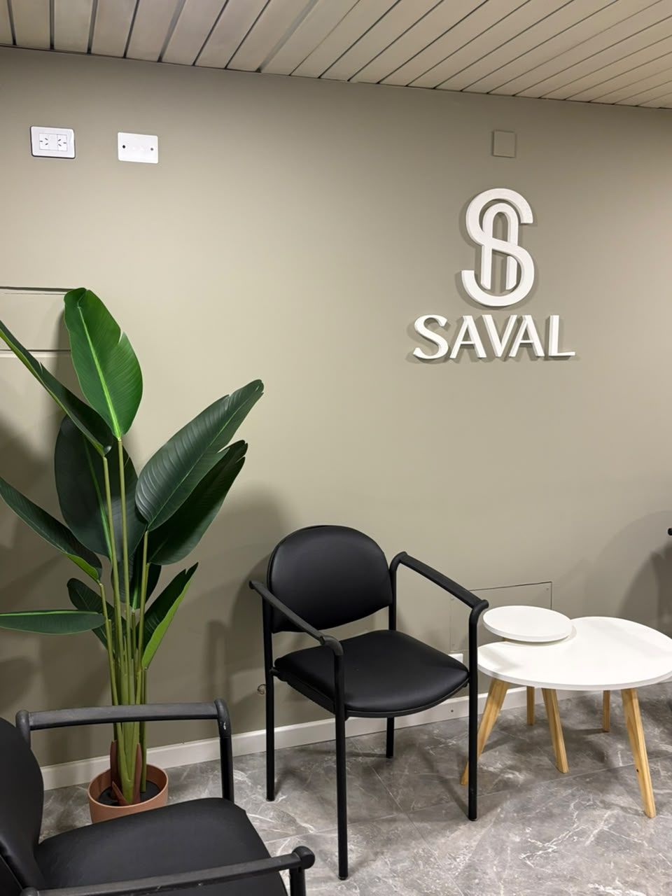 Sala de espera con el logo de SAVAL