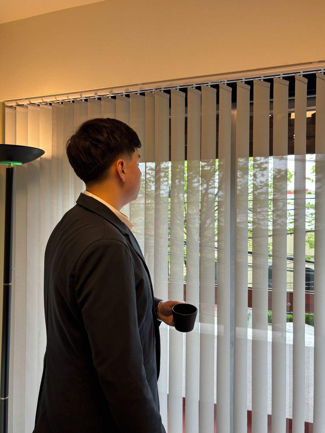 Un café frente a la ventana de una de las oficinas